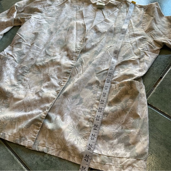 VTG Long Sleeve Cardigan Scrub Top
Good condition - Picture 6 of 8